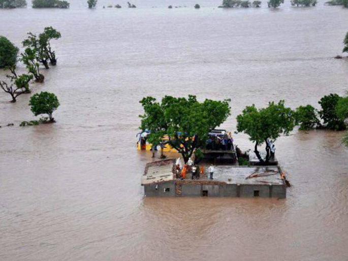 Heavy rains in many parts of the country, floods hit 8 million people in Bihar | देशातील अनेक भागांत धो-धो पाऊस, बिहारमध्ये ८० लाख लोकांंना पुराचा फटका Heavy rains in many parts of the country, floods hit 8 million people in Bihar | देशातील अनेक भागांत धो-धो पाऊस, बिहारमध्ये ८० लाख लोकांंना पुराचा फटका
